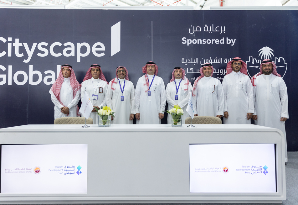 اتفاقية تعاون تجمع الهيئة الملكية للجبيل وينبع مع صندوق التنمية السياحي